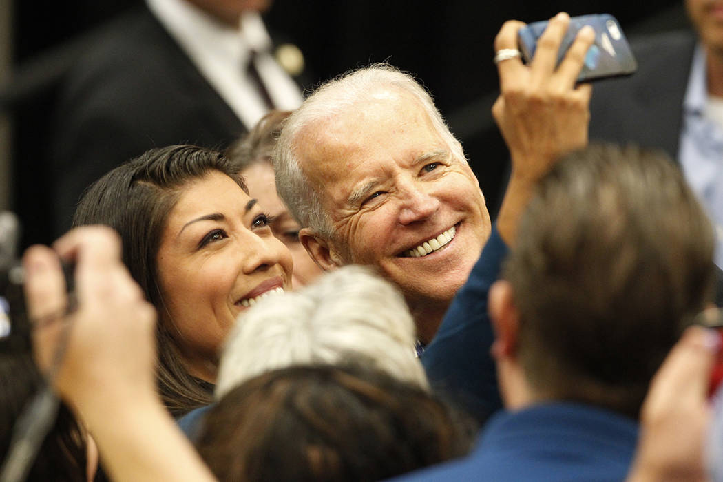 Lucy Flores, a la izquierda, y el vicepresidente Joe Biden, se toman una foto juntos durante un ...