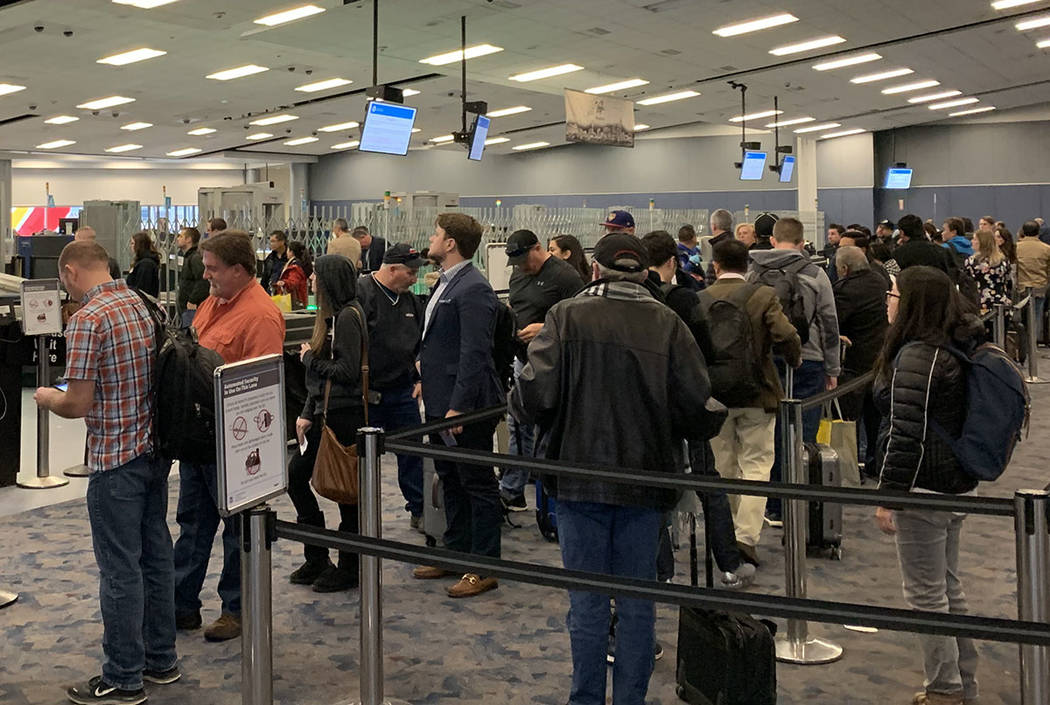 Los pasajeros esperan en la línea de selección TSA en el Aeropuerto Internacional McCarran, 1 ...