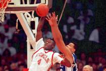 El delantero de baloncesto de la UNLV, Larry Johnson, dispara más allá del alcance defensivo ...