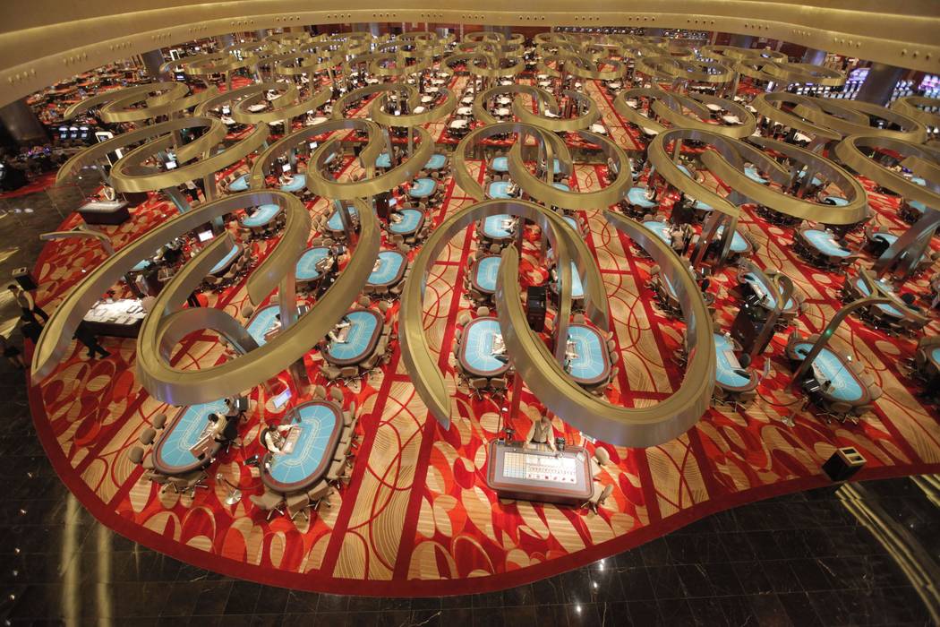 Los dealers esperan en las mesas del casino en Marina Bay Sands, el 27 de abril de 2010, en Sin ...