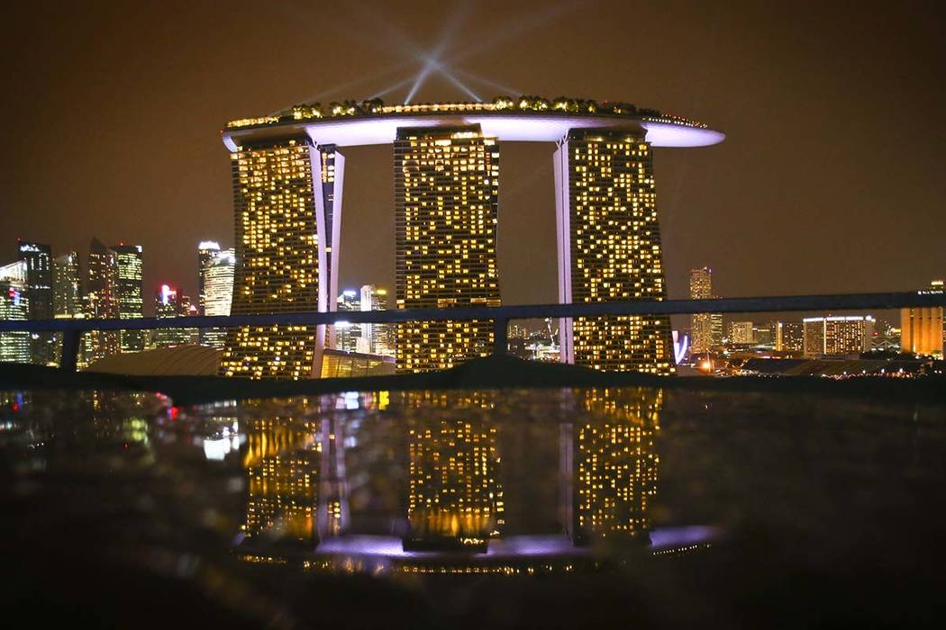 Un reflejo del Marina Bay Sands Singapore desde una mesa en Gardens by the Bay, el 13 de diciem ...