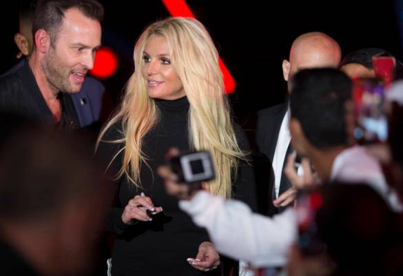 Britney Spears firma autógrafos durante un evento para anunciar su nueva residencia en The Par ...