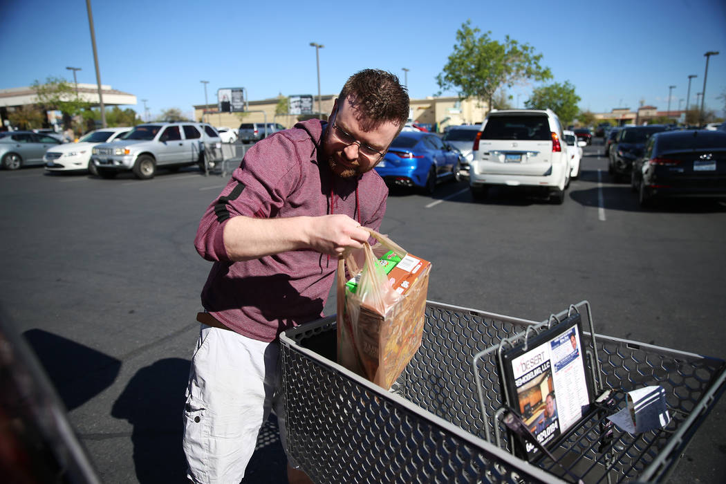 Mark Schoenfeldt, de Las Vegas, carga su automóvil con alimentos después de comprar en Smith' ...