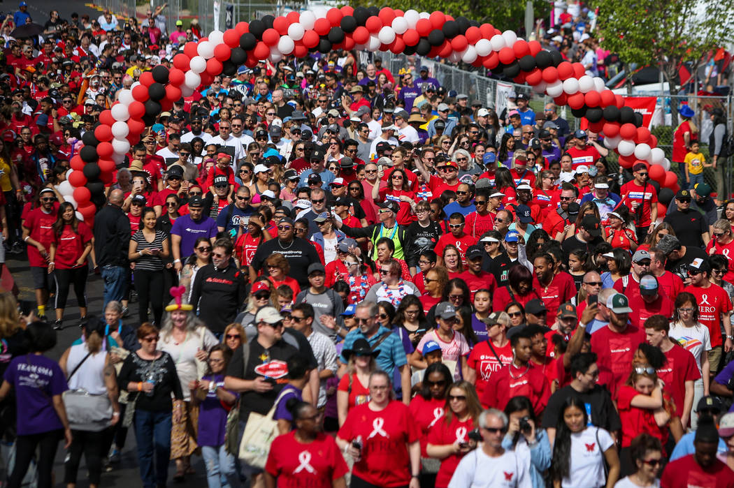 Las personas participan en la 29a. Caminata anual del SIDA en Las Vegas Town Square, el domingo ...