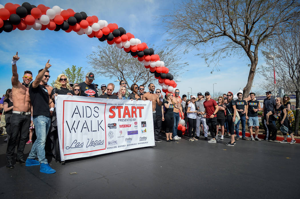 Las personas participan en la 29a. Caminata anual del SIDA en Las Vegas Town Square, el domingo ...