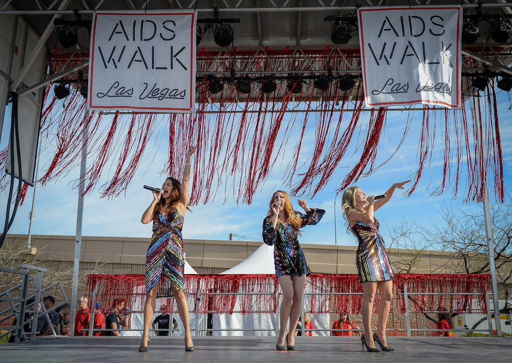 El grupo musical Lady Luck se presenta en el escenario de la 29a. Caminata anual del SIDA en La ...