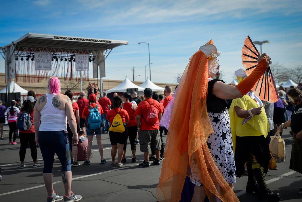 Un hombre disfrazado de drag en la 29a. Caminata anual del SIDA en Las Vegas Town Square, el do ...