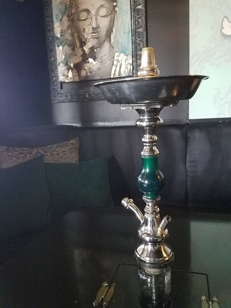 Hookah Azuza defiente la tradición de hace 800 años de fumar en pipas de vapor llamadas Shish ...