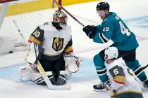 Malcolm Subban (30), portero de los Golden Knights de Las Vegas, permite un gol en tiempo extra ...