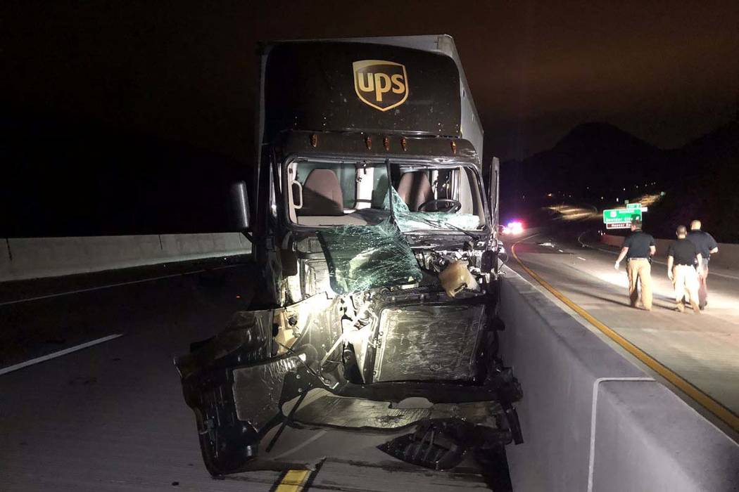 Un camión con remolque de UPS sufrió graves daños en un choque frontal con otro vehículo en ...