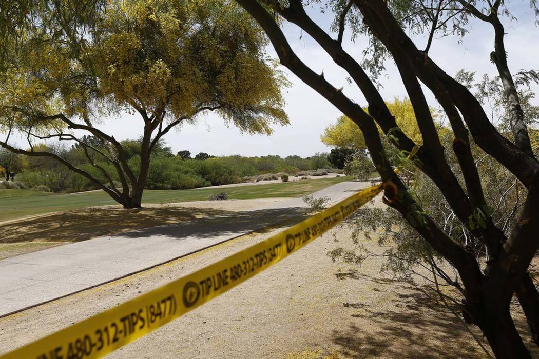 La cinta policial rodea un área cerca de donde un accidente aéreo mató a seis personas, el 1 ...
