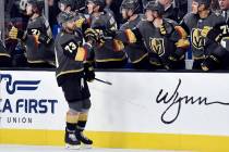 El alero de los Golden Knights de Las Vegas, Brandon Pirri (73), recibe fist bumps de sus compa ...