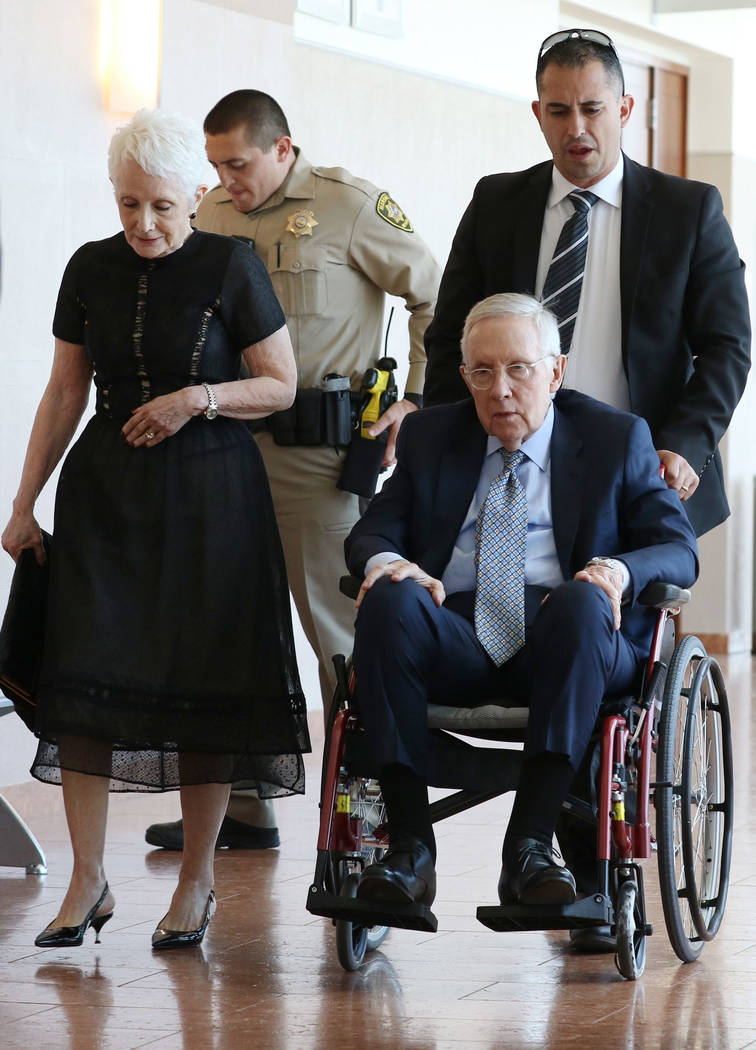 El ex senador estadounidense, Harry Reid y su esposa, Landra Gould, salen de un tribunal en el ...