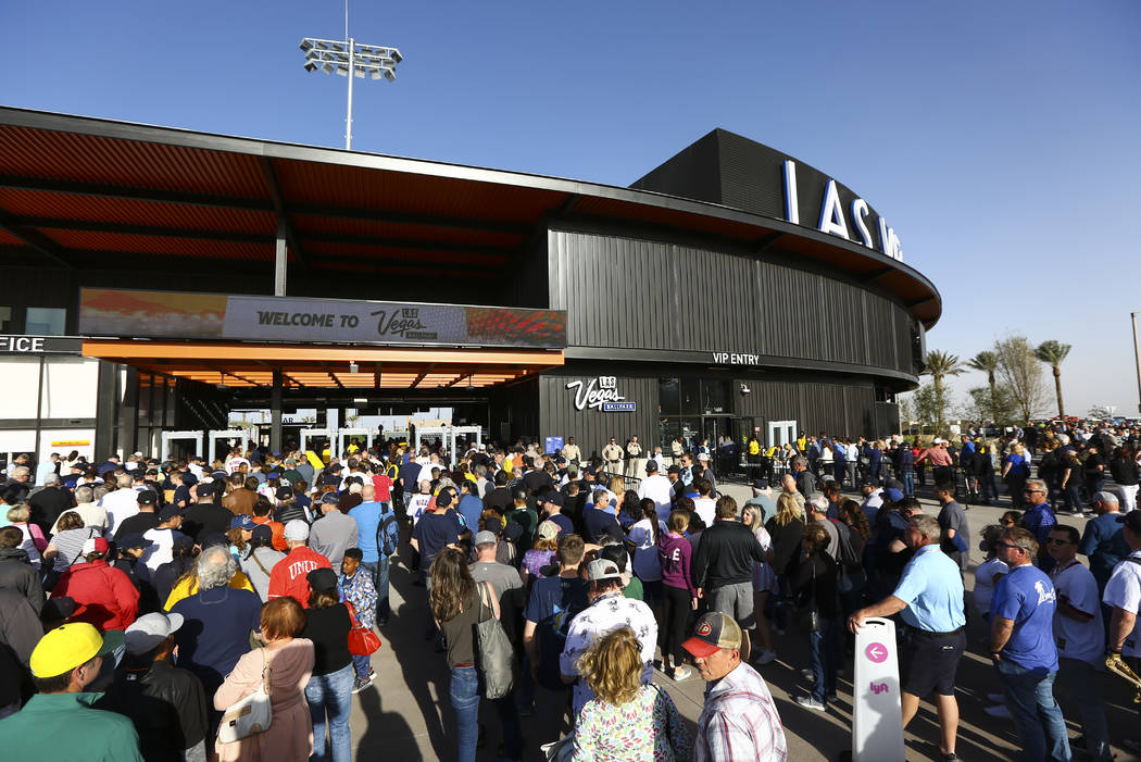 Los fans hacen fila para ingresar al estadio de béisbol de Las Vegas para el primer partido de ...