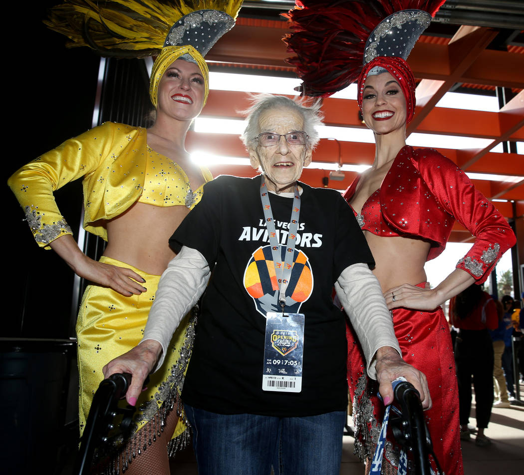 Valeria Greene, de 95 años, de Las Vegas, posa con las modelos Jen Vossmer, a la izquierda y B ...
