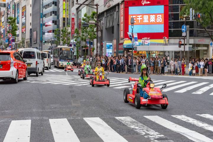 Los participantes compiten en una carrera de "Mario Kart" en Shibuya, Tokio. (Getty Images)