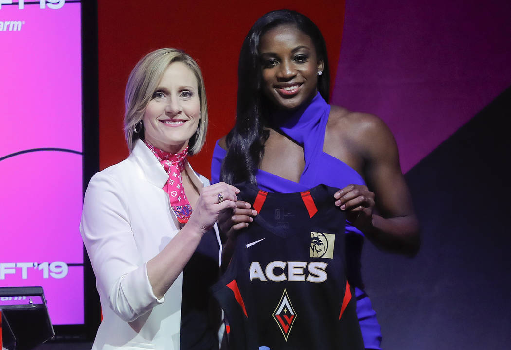 Jackie Young de Notre Dame, a la derecha, posa para una foto con la COO de la WNBA, Christy Hed ...