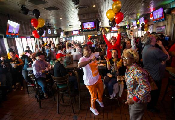 Los fans de Las Vegas Aces, incluida la centro: "Gee" Brown, celebran después de que Jackie Yo ...