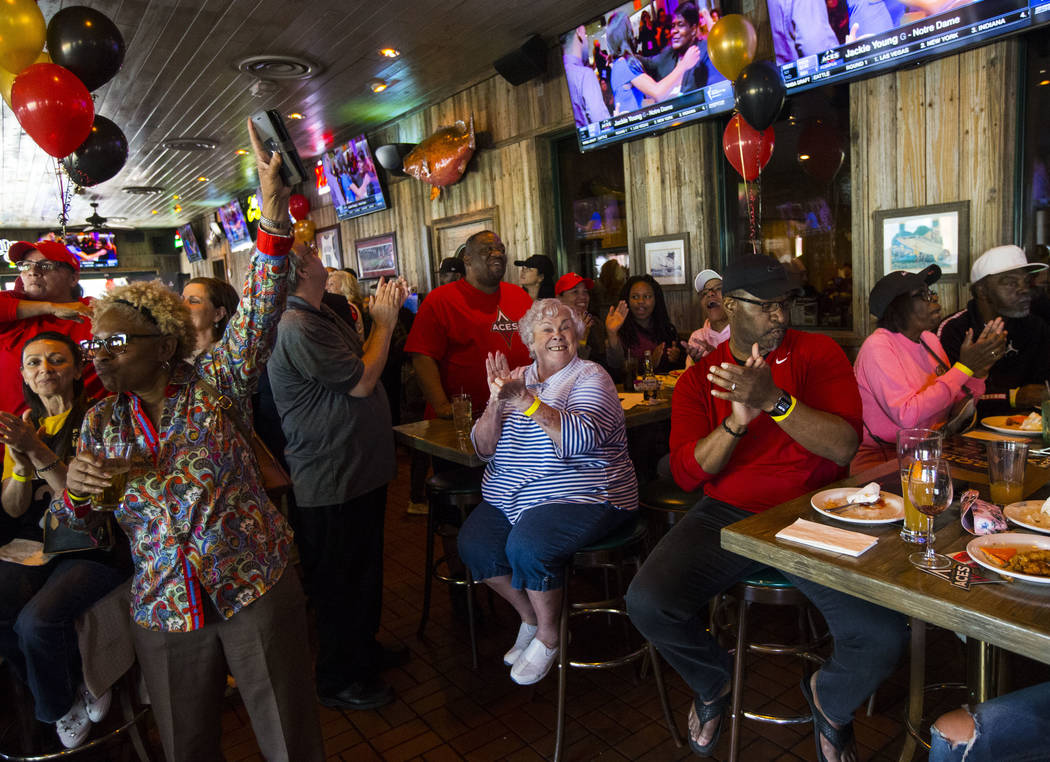 Los fans de Las Vegas Aces, entre ellos la centro, Jan Jones, celebran después de que Jackie Y ...
