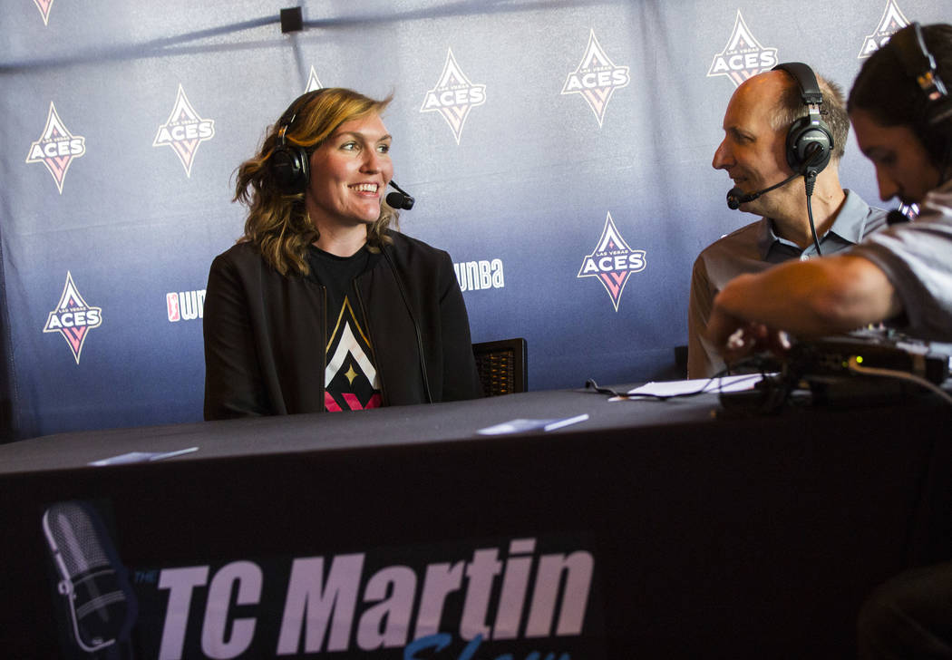 La jugadora de Las Vegas Aces, Carolyn Swords, es entrevistada por TC Martin durante una fiesta ...