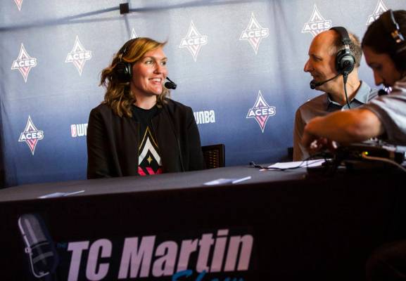 La jugadora de Las Vegas Aces, Carolyn Swords, es entrevistada por TC Martin durante una fiesta ...