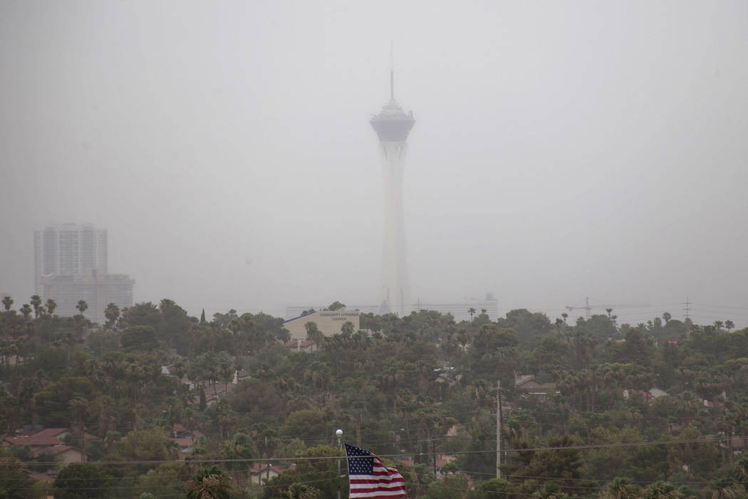 El clima ventoso que sopla el polvo, puede poner a los residentes del valle de Las Vegas en rie ...