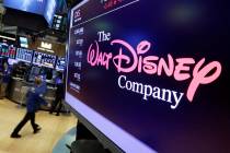 El logotipo de Walt Disney Co. aparece en una pantalla sobre el piso de la Bolsa de Nueva York. ...