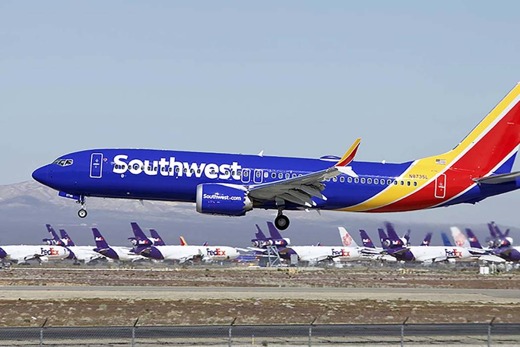 Un avión Boeing 737 Max de Southwest Airlines, aterriza en Victorville, California, el 23 de m ...