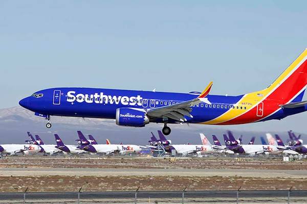 Un avión Boeing 737 Max de Southwest Airlines, aterriza en Victorville, California, el 23 de m ...