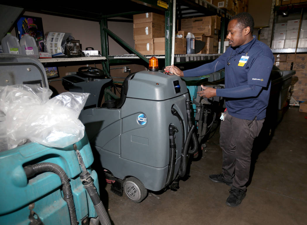 El co-administrador, Rio Bryant, muestra al Review-Journal el limpiador de pisos autónomo que ...