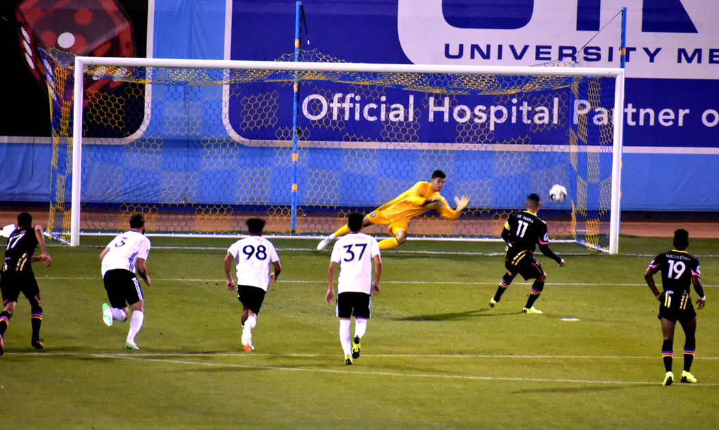 Momento en que Irvin Parra (11) anota el segundo gol mediante un tiro penal, en el triunfo de L ...