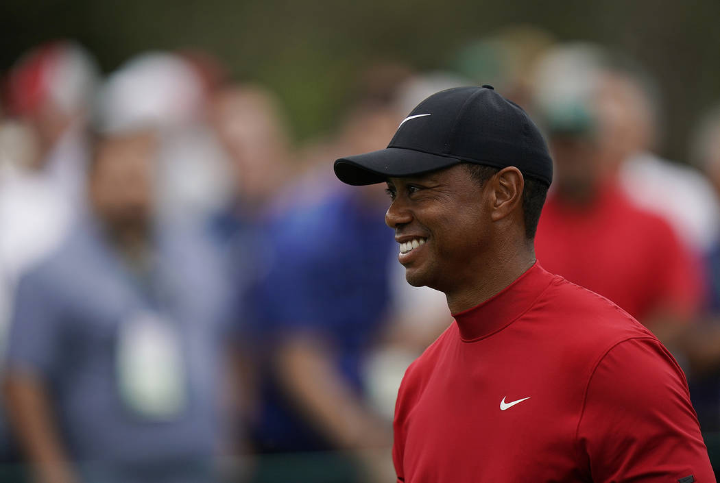 Tiger Woods sonríe al salir del séptimo tee durante la ronda final del torneo de golf Masters ...