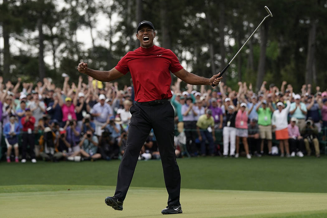 Tiger Woods reacciona cuando gana el torneo de golf Masters el domingo 14 de abril de 2019 en A ...