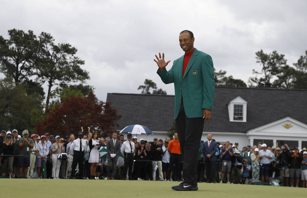 Tiger Woods usa su chaqueta verde después de ganar el torneo de golf Masters el domingo 14 de ...