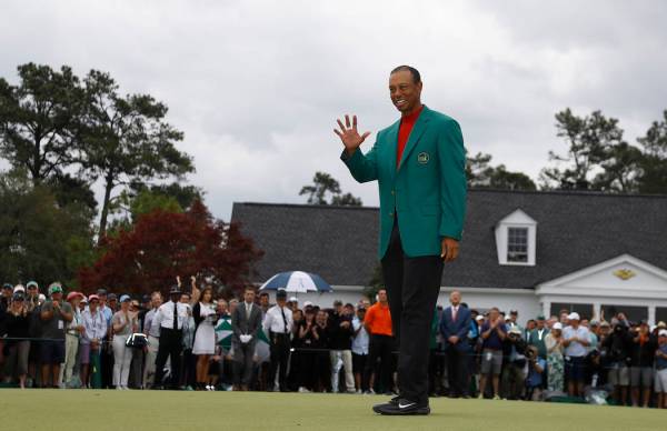 Tiger Woods usa su chaqueta verde después de ganar el torneo de golf Masters el domingo 14 de ...