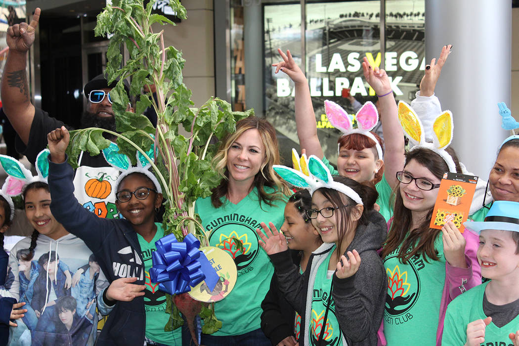Kiara Byrne, fundadora de Green Our Planet, dijo que son 165 escuelas en Nevada en el proyecto. ...