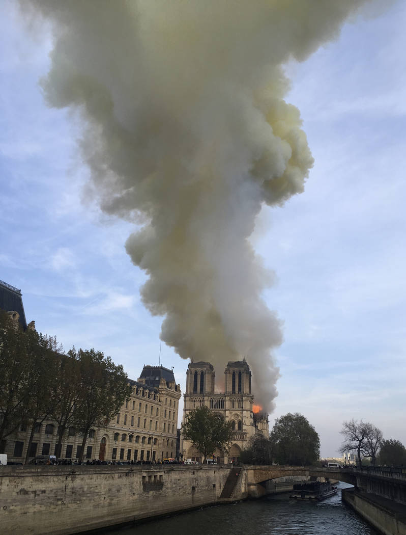 Las llamas se elevan desde la catedral de Notre Dame mientras arde en París, el lunes 15 de ab ...