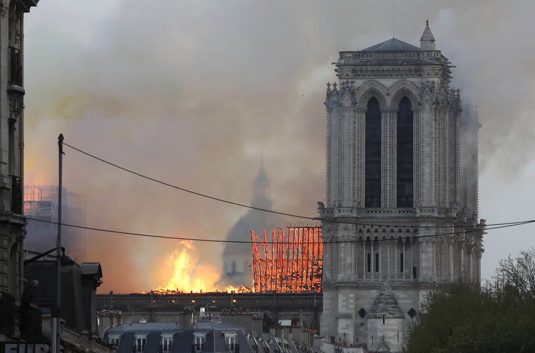 Las llamas se elevan desde la catedral de Notre Dame mientras arde en París, el lunes 15 de ab ...