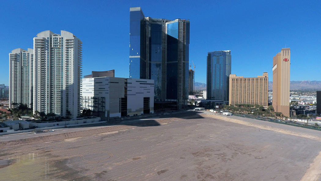 El Drew Las Vegas, centro, anteriormente el Fontainebleau, se ubica en el borde de la propiedad ...