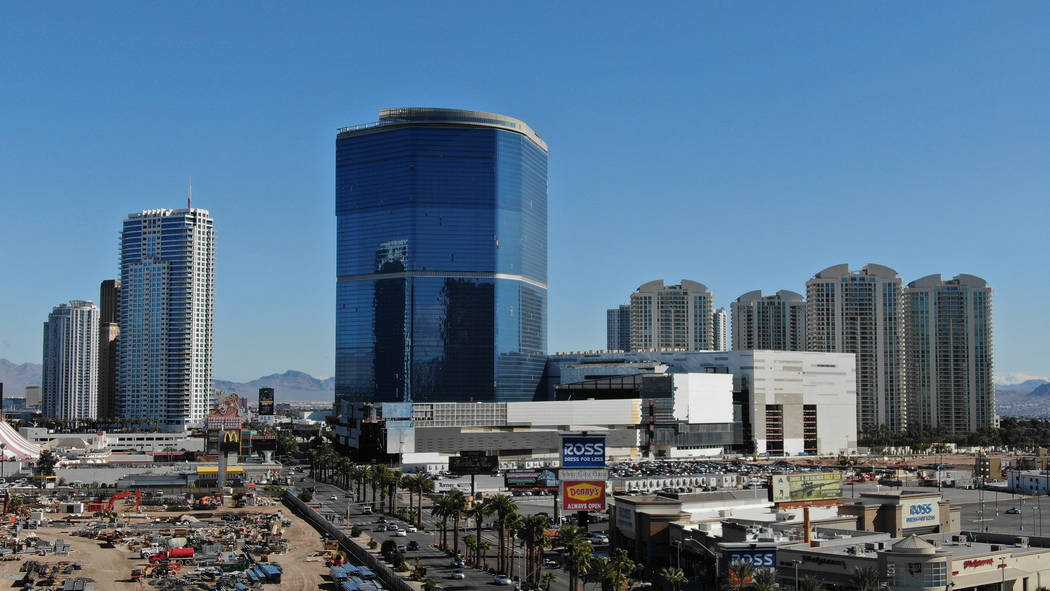 El Drew Las Vegas, centro, anteriormente el Fontainebleau, se encuentra sin terminar en el anti ...
