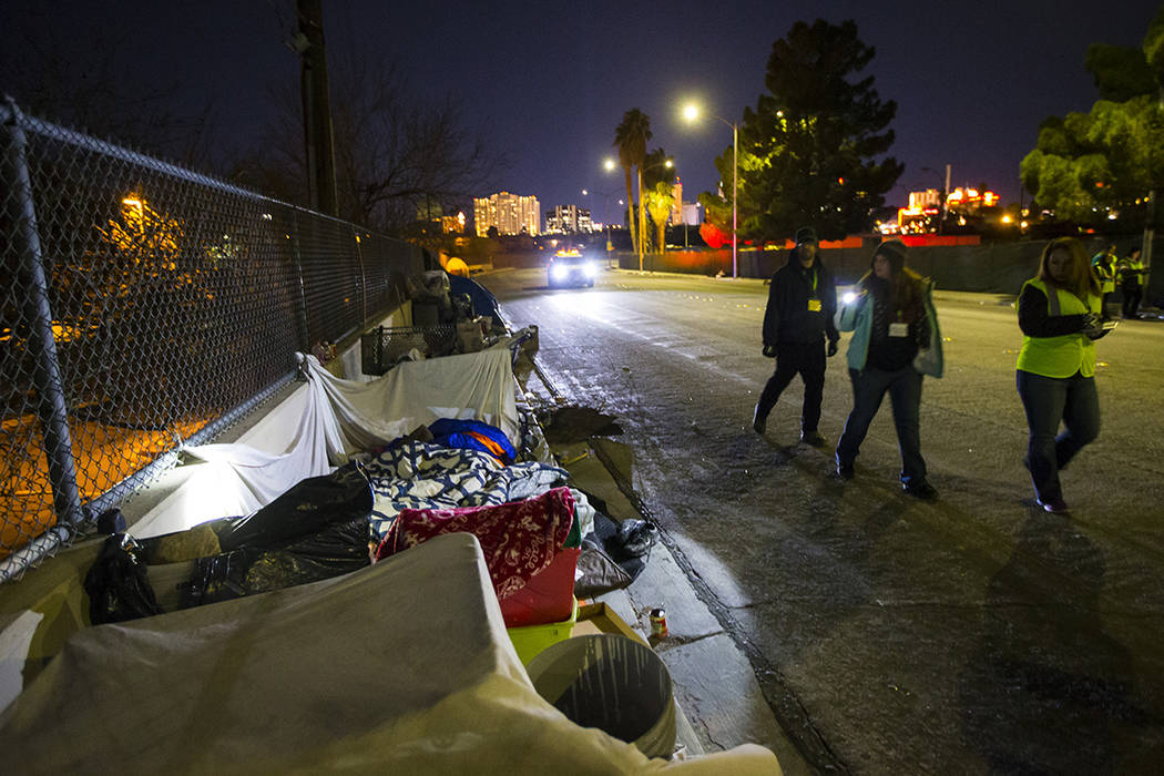 Los voluntarios encuentran personas sin hogar a lo largo de Veterans Memorial Drive durante el ...
