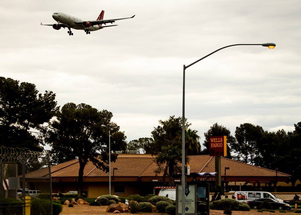 Un avión vuela bajo sobre el Wells Fargo Bank cerca del Aeropuerto Internacional McCarran el m ...