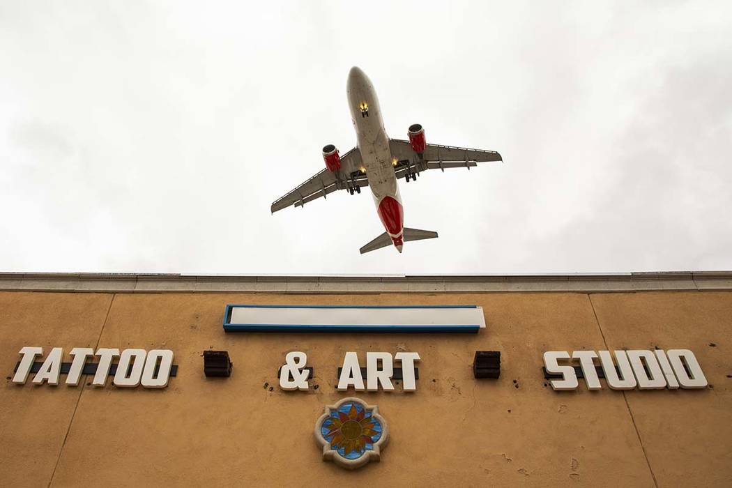 Un avión vuela bajo sobre los Estudios Lokahi cerca del Aeropuerto Internacional McCarran el m ...