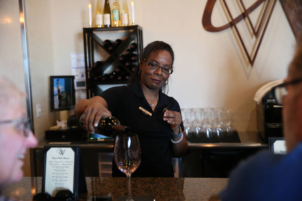 Regina Johnson sirve una copa de vino para un cliente en Vegas Valley Winery en Henderson, el s ...
