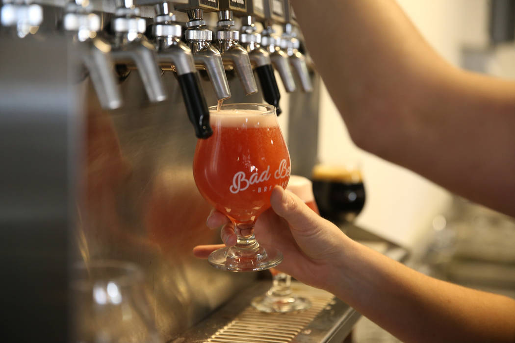 La gerente, Amber Barkley, sirve cervezas a los clientes de Bad Beat Brewing en Henderson, el s ...