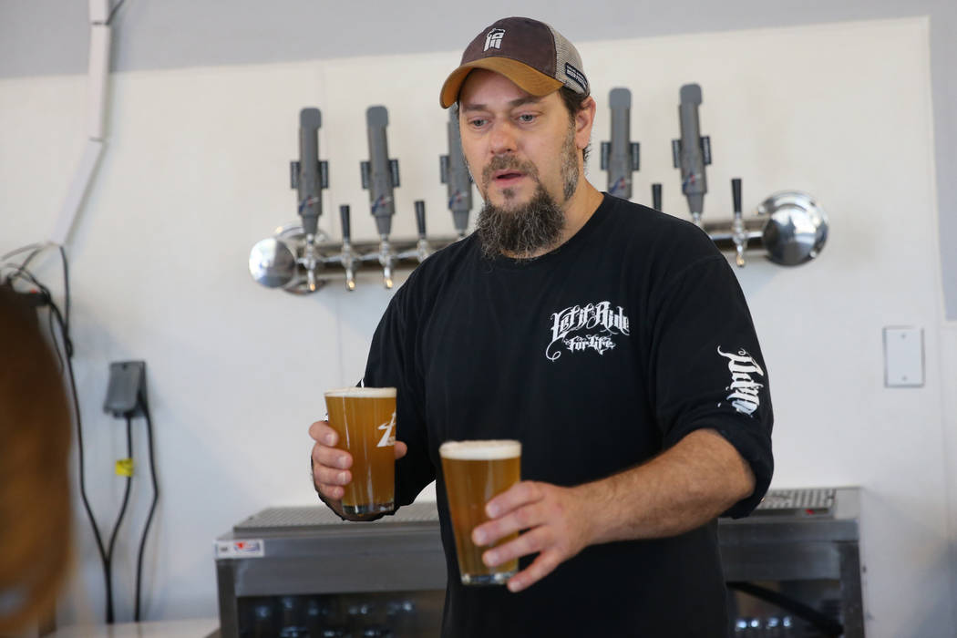 Allan Harrison, cervecero jefe de Astronomy Ale Works, sirve cervezas para clientes, en Henders ...