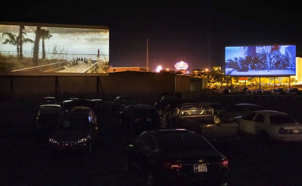 Espectadores observan Geostorm, a la izquierda y Bad Moms Christmas en Las Vegas Drive-In el do ...