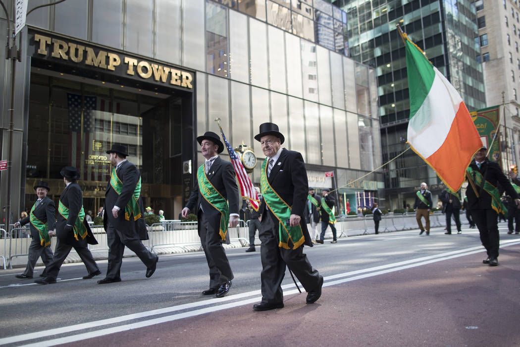 Los participantes marchan por 5th Avenue hasta la torre Trump durante el Desfile del Día de Sa ...