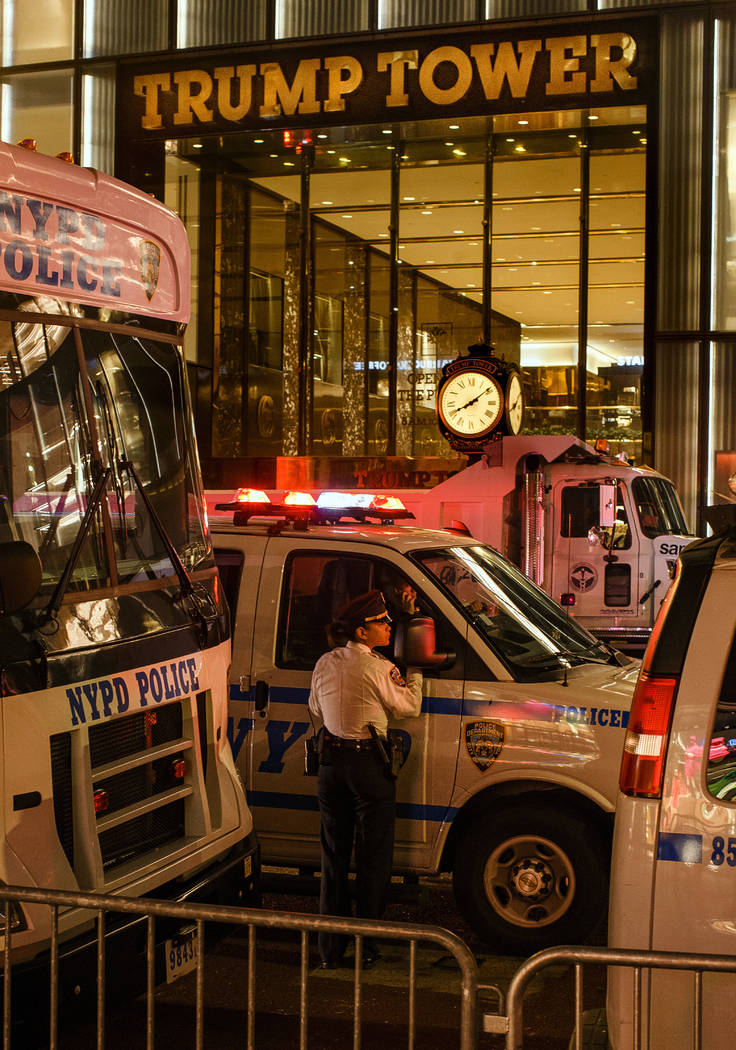 La guardia de la policía y camiones estacionados frente a la Torre Trump como medida de seguri ...