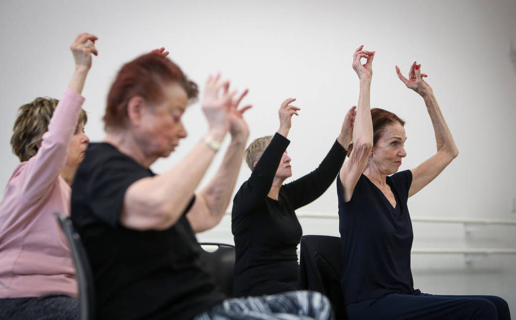 Personas participan en una clase de ballet para personas con Parkinson liderada por Pamela Lapp ...